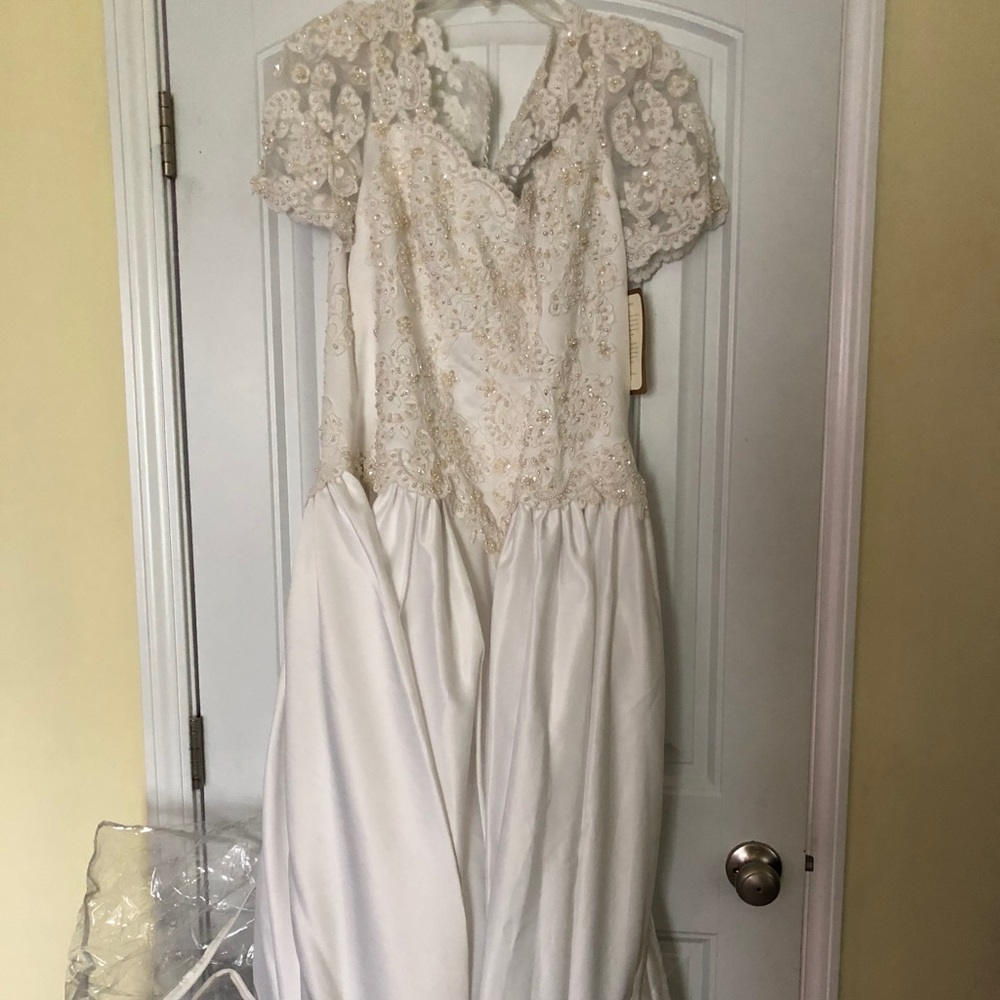 Beautiful Wedding dress size 18 NWT